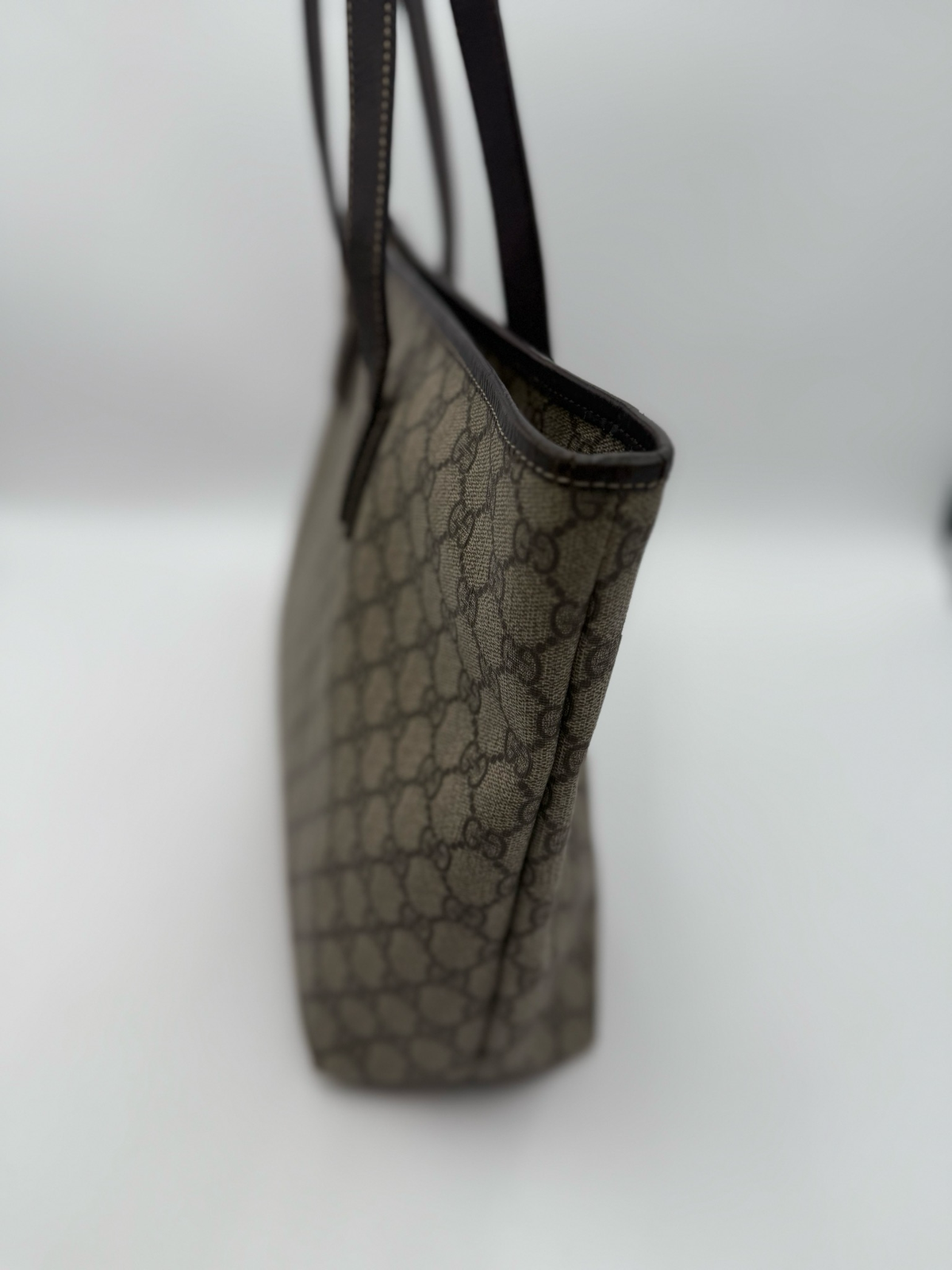 Gucci Supreme Tote Zipper