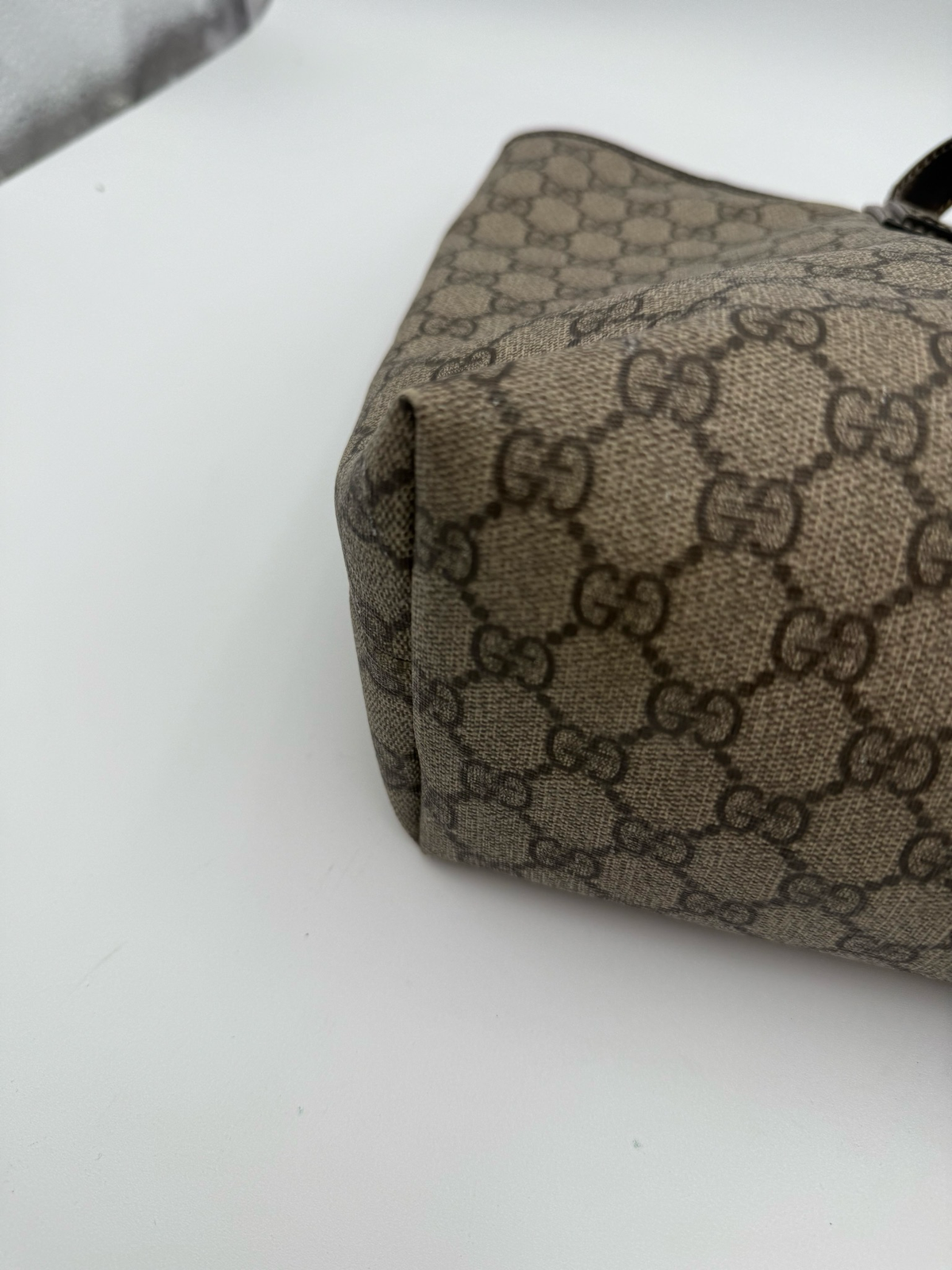 Gucci Supreme Tote Zipper