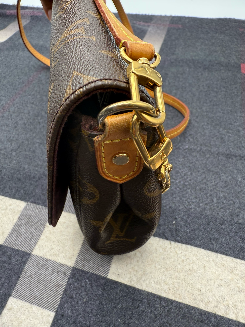 Louis Vuitton Monogram Favorite Mm Crossbody Flap Messenger