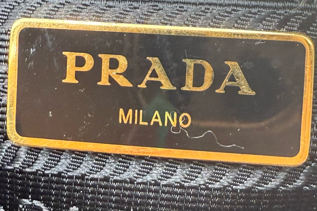 Prada Vitello Daino Flat Zipper Crossbody Messenger Black