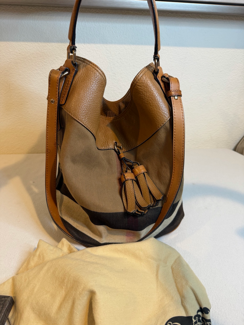 Burberty Ashby Bucket Messenger