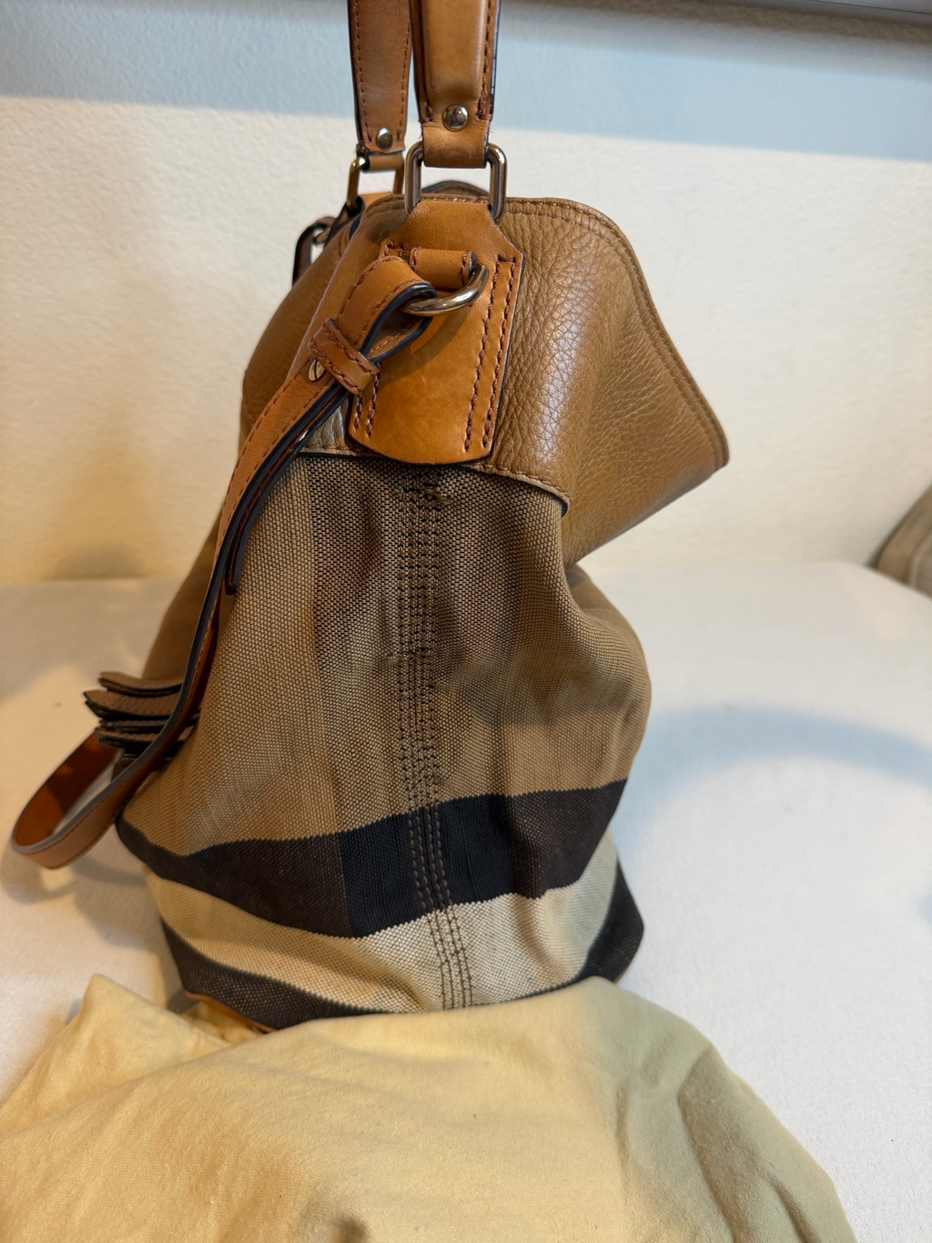 Burberty Ashby Bucket Messenger