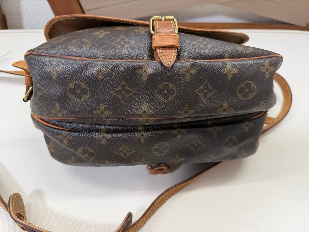 Louis Vuitton Monogram Saumur 25 Messenger Crossbody