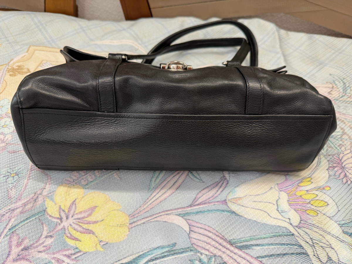 Prada Easy Shoulder Tote Pushlock Leather in Black