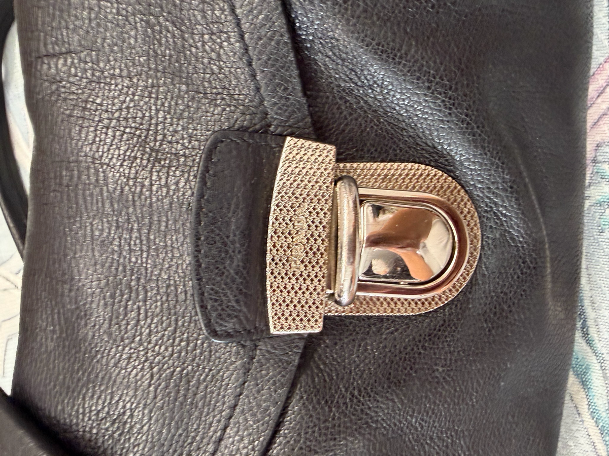 Prada Easy Shoulder Tote Pushlock Leather in Black