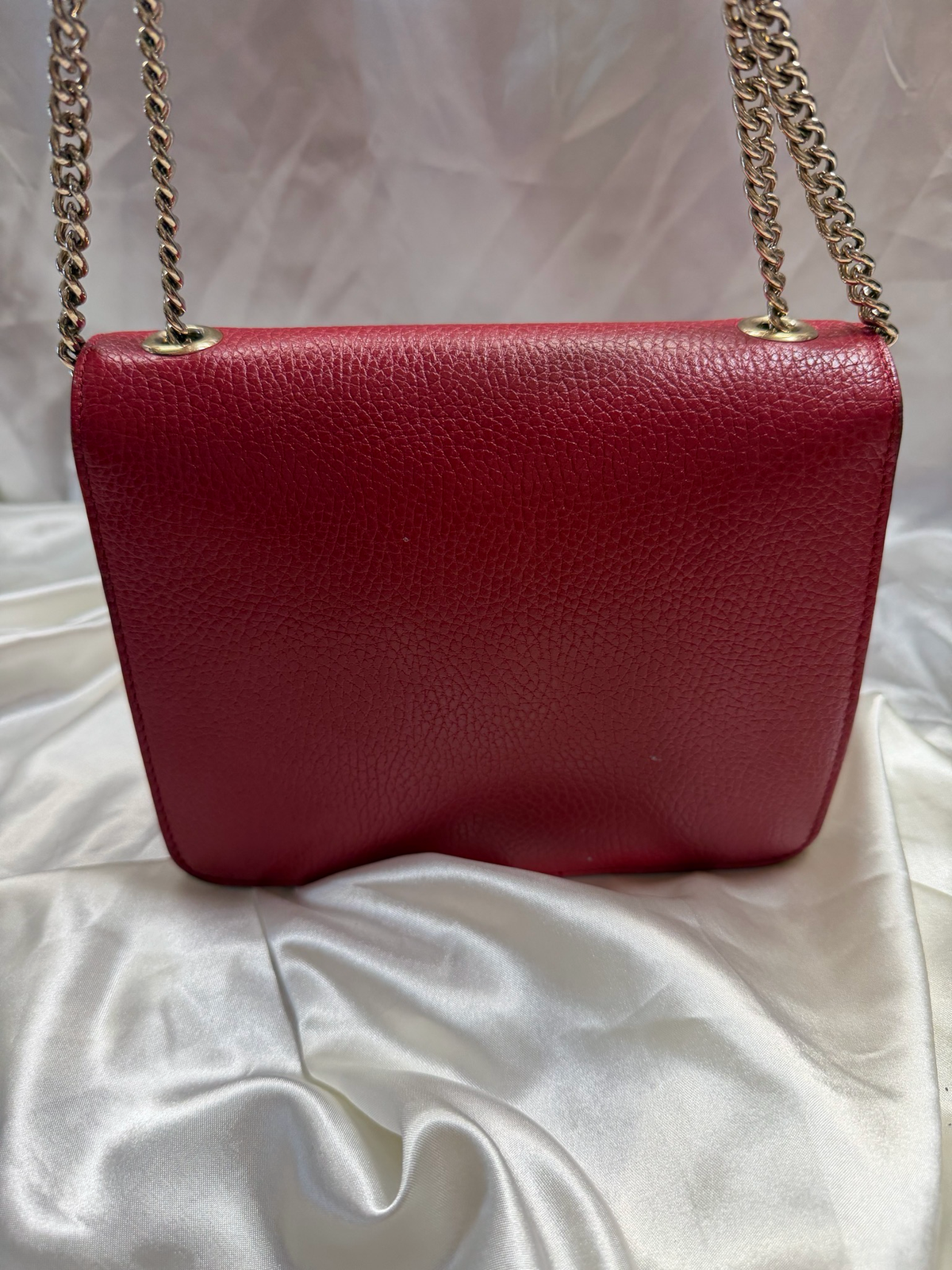 Gucci Pebbled Leather Interlocking Flap Chain Strap Crossbody Sling Medium in Red