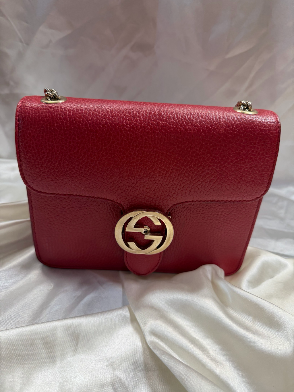 Gucci Pebbled Leather Interlocking Flap Chain Strap Crossbody Sling Medium in Red