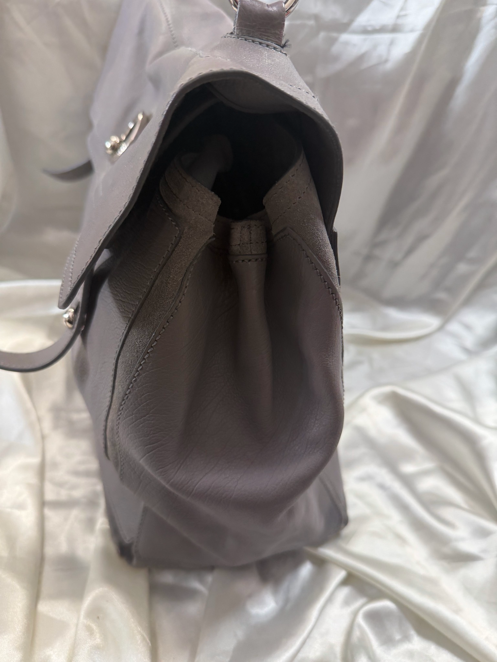 Yves Saint Laurent Muse Tote Large in Gray