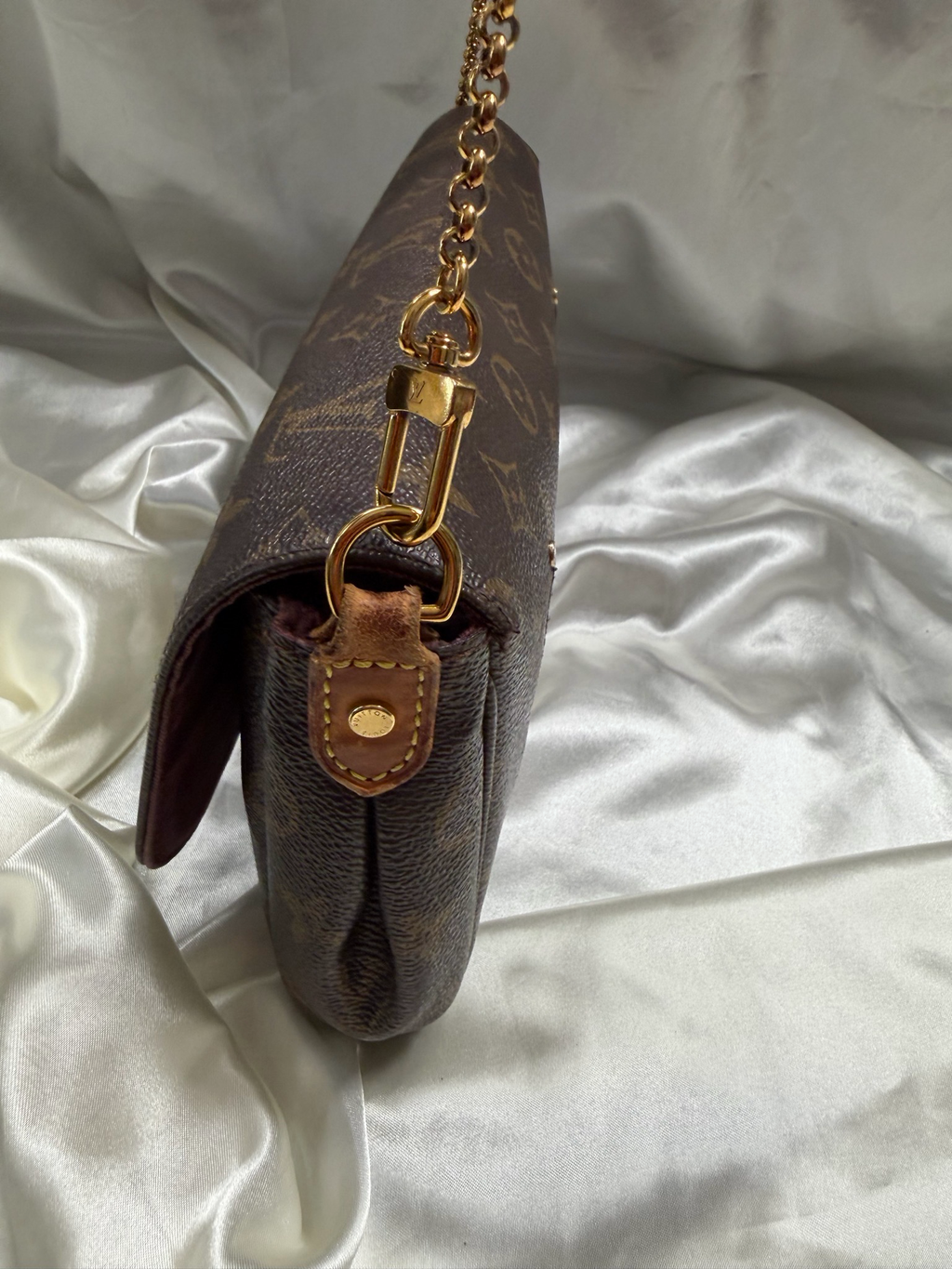 Louis Vuitton Favorite Mm Crossbody Sling Clutch Flap