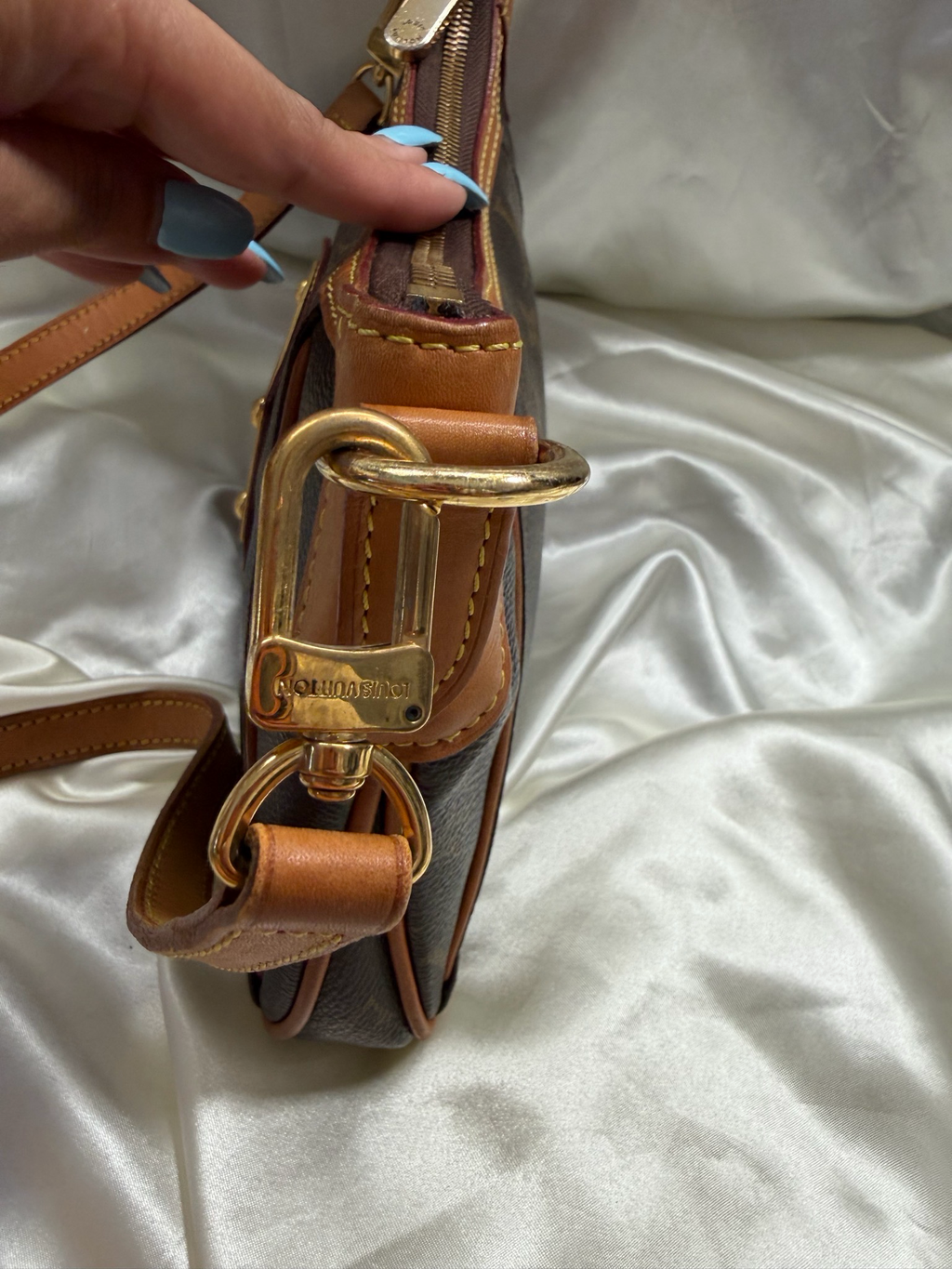 Louis Vuitton Monogram Thames Pm Crossbody