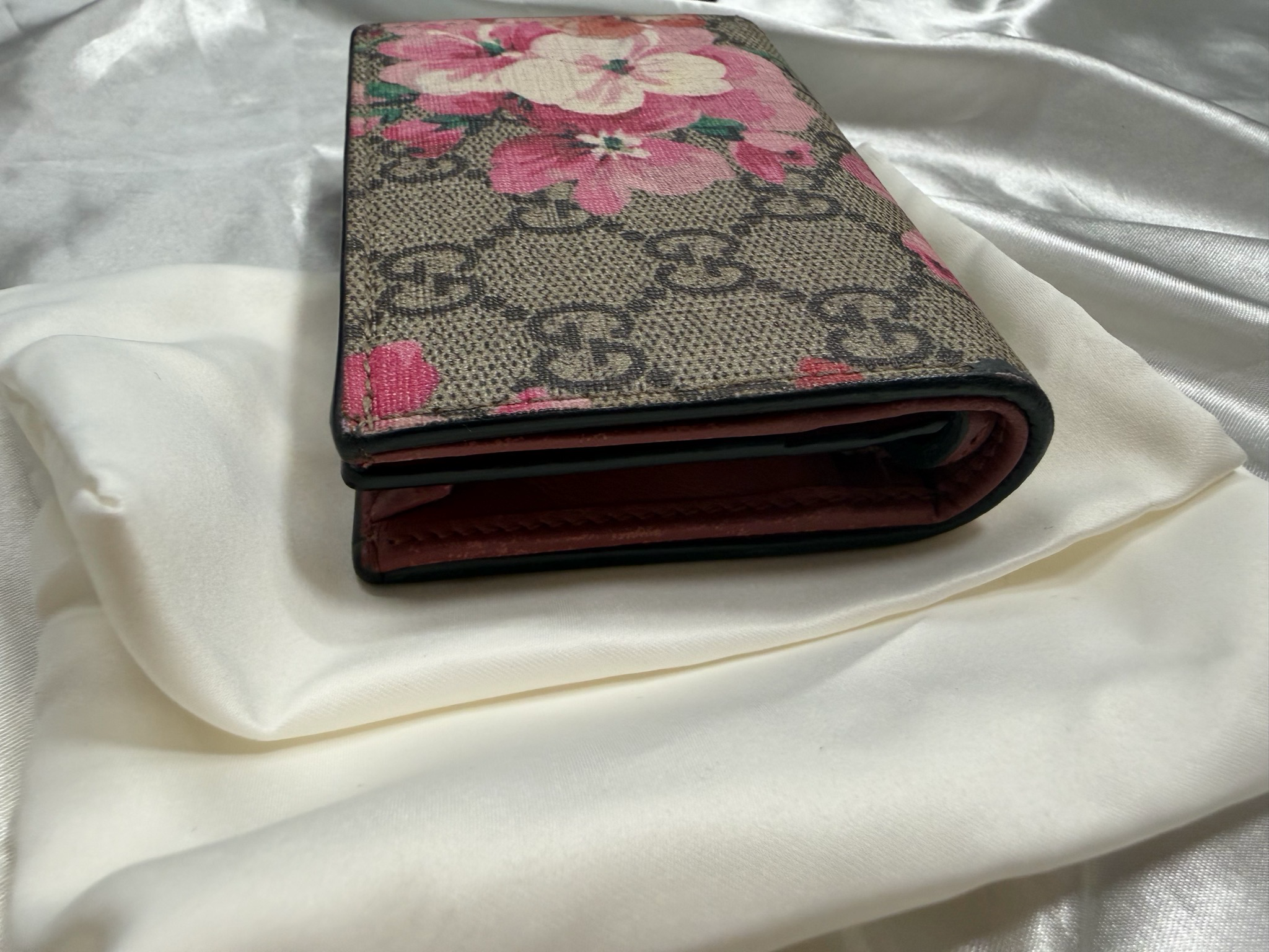 Gucci Monogram Supreme Blooms Card Wallet Holder