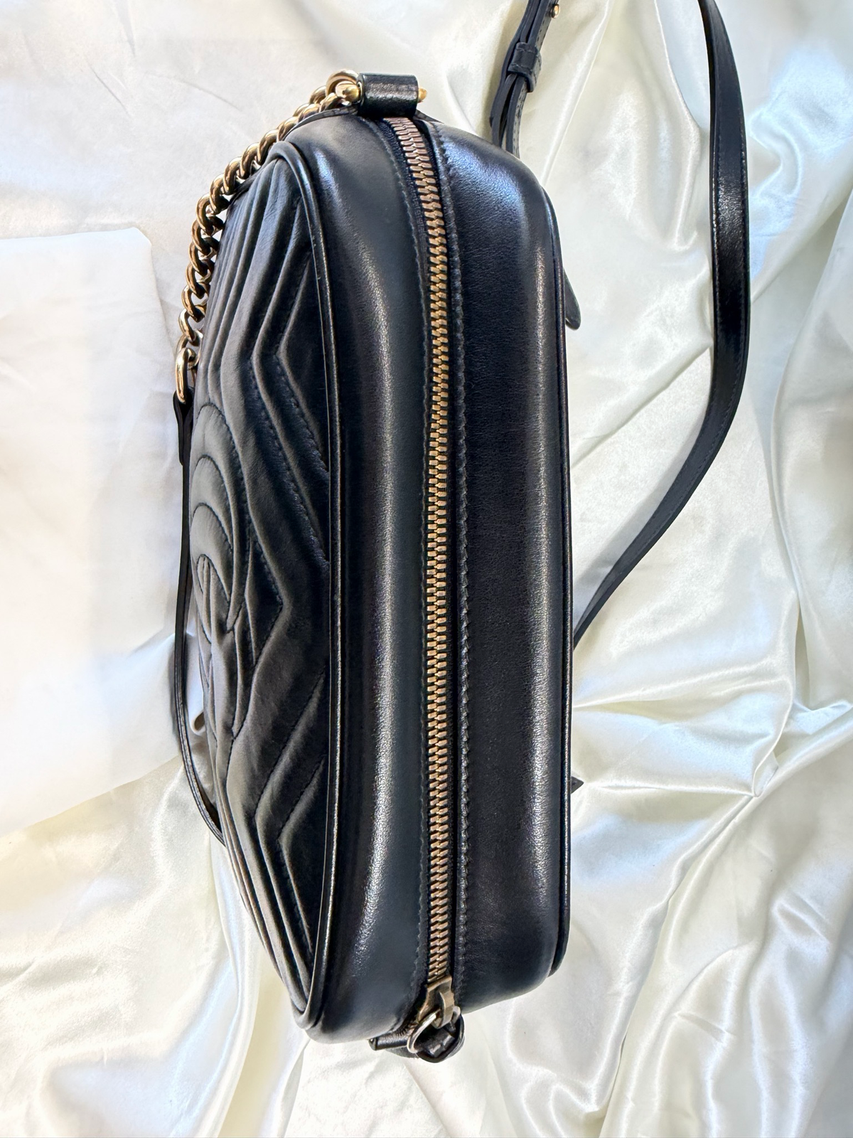 Gucci Marmont Small Crossbody Camera Sling in Black