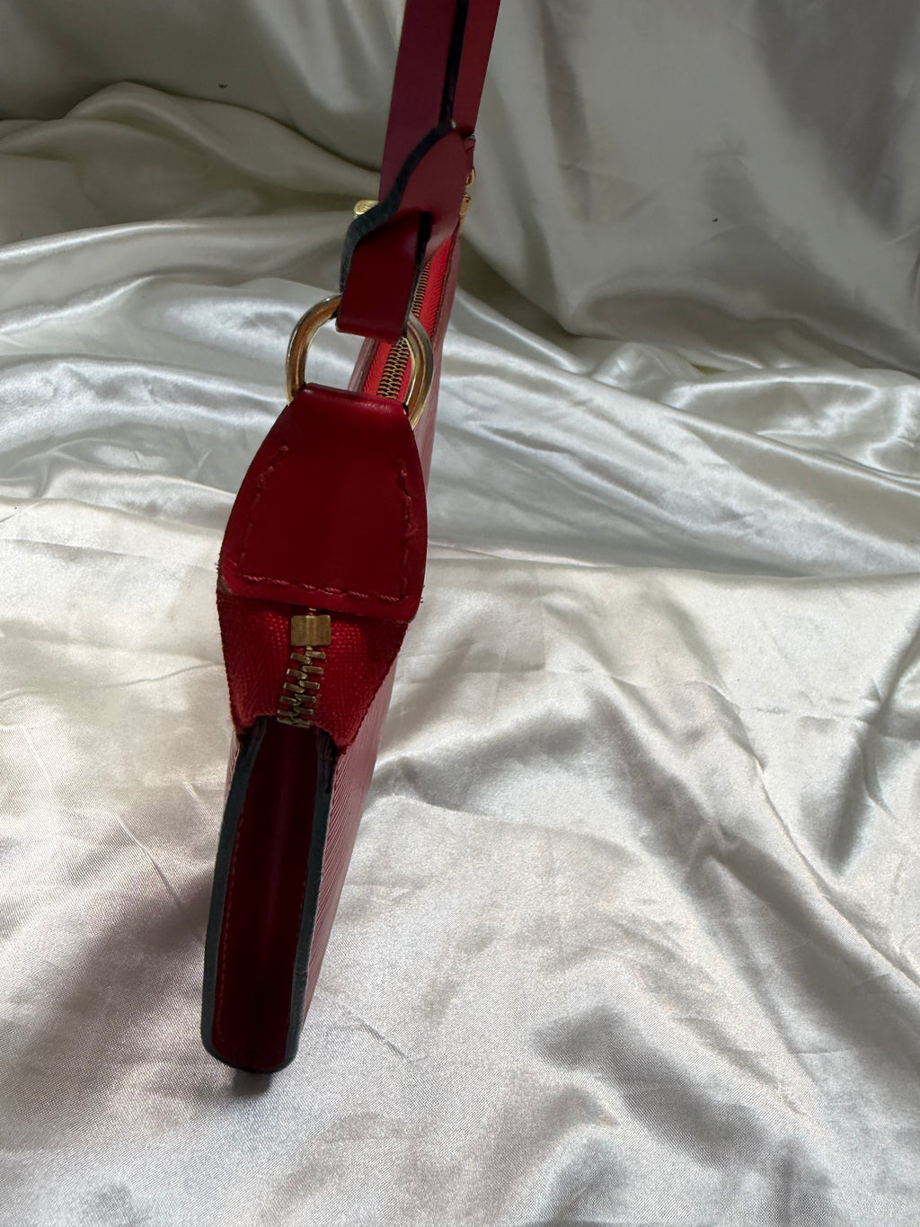 Louis Vuitton Pochette Accesories Hobo Shoulder Bag in Red