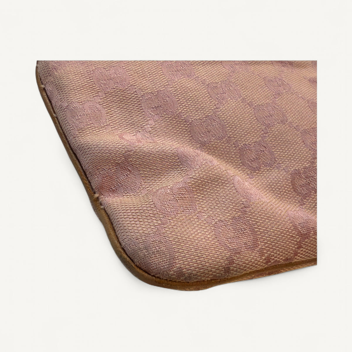 Gucci Flat Messenger Zipper Crossbody Messenger Bag in Pink
