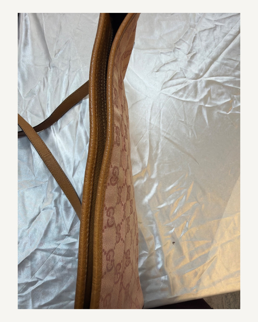 Gucci Flat Messenger Zipper Crossbody Messenger Bag in Pink